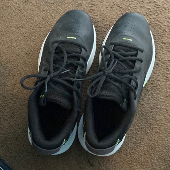 Black and green under armour sneakers size 9 in men’s - Picture 1 of 3